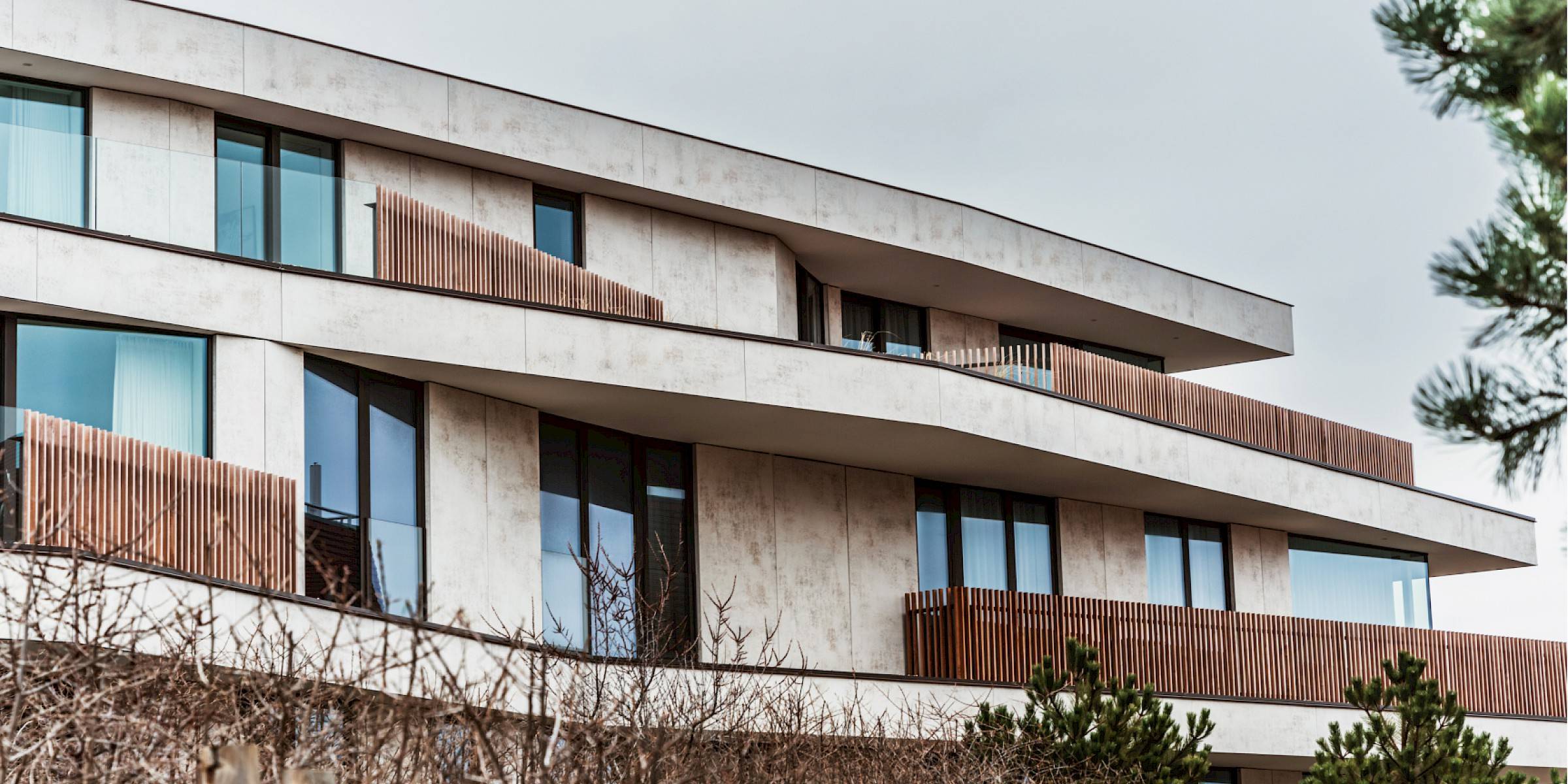 Een wooncomplex van een natuursteen look op een heuvel