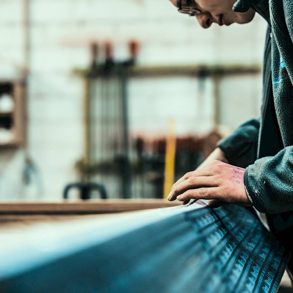 Medewerker van Vandenbussche in hun atelier