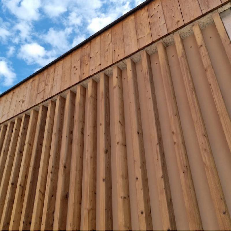 Houten gevelbekleding met fijne latjes