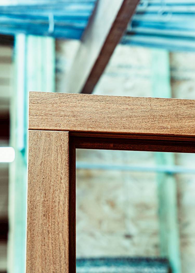 Houten balken in verstek gezaagd, in een industriële setting