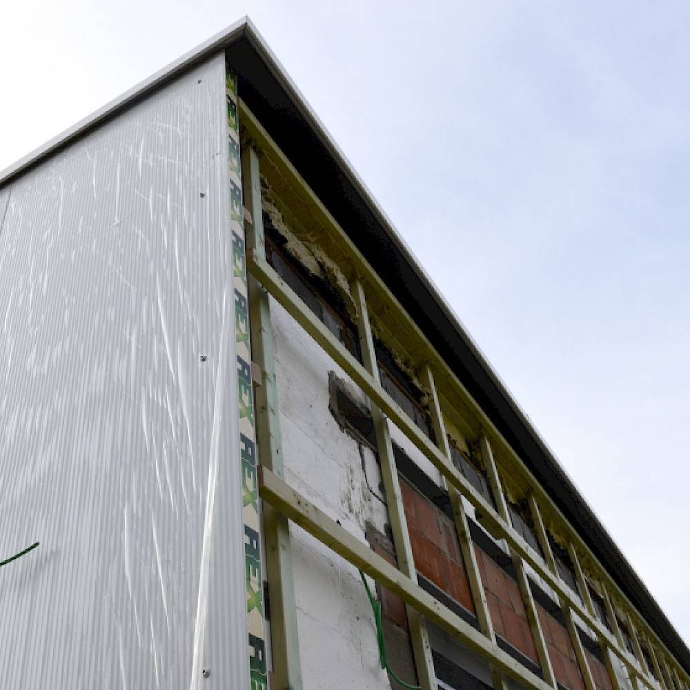 detailfoto van zijgevel van een kantoorgebouw met houten draagstructuur